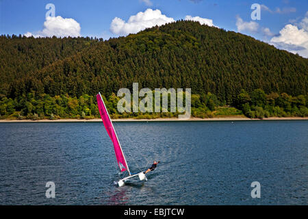 Yacht à voile sur le Biggesee, Allemagne, Rhénanie du Nord-Westphalie, Rhénanie-Palatinat, Attendorn Banque D'Images