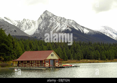 Une cabane sur le lac Maligne, Canada, Jasper National Park Banque D'Images