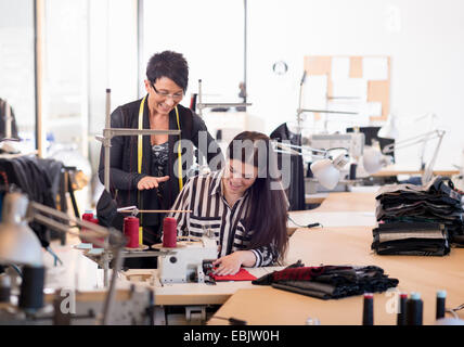 Machine à coudre à deux couturières en atelier Banque D'Images