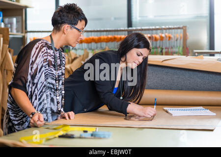 Dessin motif deux couturières couturiers en atelier Banque D'Images