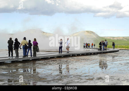 Les touristes sur une passerelle qui photos de hot springs dans le parc national de Yellowstone, Wyoming, USA, le Parc National de Yellowstone Banque D'Images