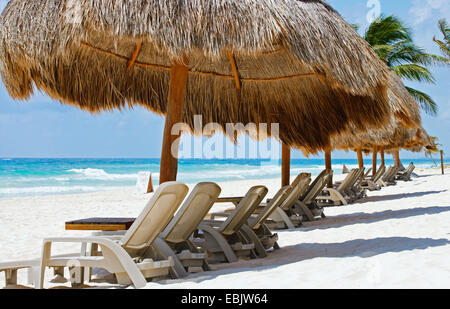 La toile des chaises et des parasols sur la plage tropicale, du Mexique, Tulum Banque D'Images