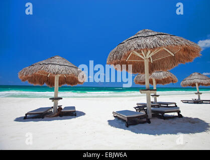 La toile des chaises et des parasols sur la plage tropicale magnifique, au Mexique, Tulum Banque D'Images