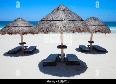 La toile des chaises et des parasols sur la plage tropicale, du Mexique, Tulum Banque D'Images