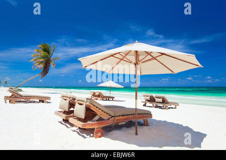 La toile des chaises et des parasols sur la plage tropicale, du Mexique, Tulum Banque D'Images