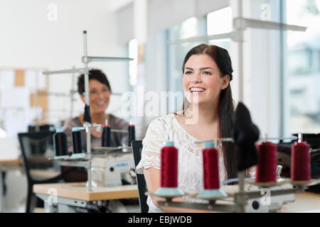 Portrait de jeune couturière à l'aide de la machine à coudre à l'atelier Banque D'Images