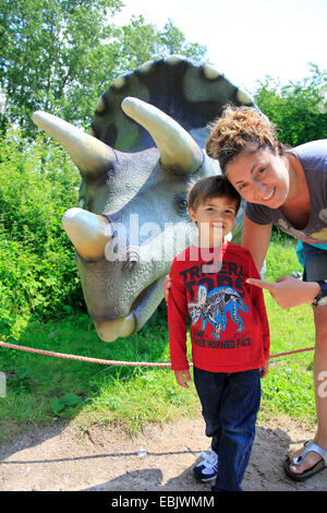 Trois dinosaure à cornes (Tricératops), une mère de famille en face d'un Triceratops Banque D'Images