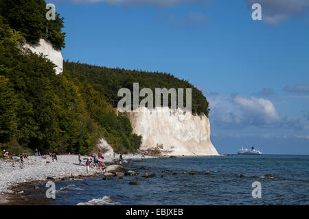 Les personnes à la côte avec des falaises de craie et de ferry dans l'arrière-plan, l'Allemagne, Mecklembourg-Poméranie-Occidentale, le Parc National de Jasmund, Ruegen Banque D'Images