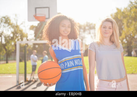 Portrait de deux jeunes joueurs de basket-ball féminin Banque D'Images