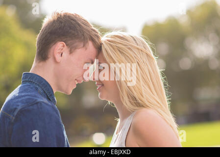 En face de l'autre jeune couple in park Banque D'Images