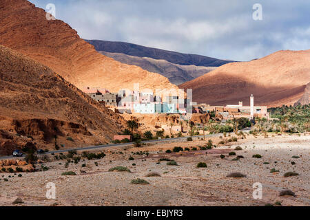 Village dans une vallée, Maroc, Tata, Antiatlas Banque D'Images