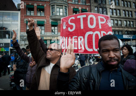 New York, USA. 1er décembre 2014. La protestation des militants dans la décision du grand jury Ferguson, Missouri et mars de Union Square Park à Times Square, le lundi, Décembre 1, 2014. Credit : ZUMA Press, Inc./Alamy Live News Banque D'Images