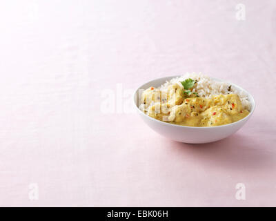 Bol de poulet au citron et d'abricot curry avec riz vapeur Banque D'Images