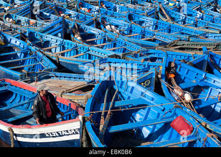 Pêcheur dans un bateau de pêche, le Maroc, Essaouira Banque D'Images