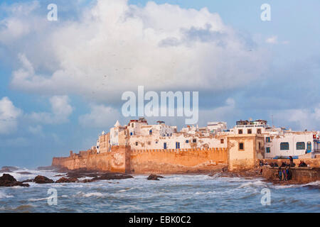 Vue de la ville à marée haute, le Maroc, Essaouira Banque D'Images