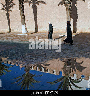 Un mur de la ville historique de piétons qui reflète de flaque d'eau après une douche ain, Maroc, Essaouira Banque D'Images