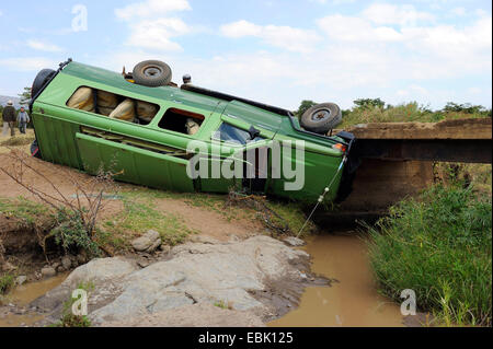 Voiture safari a chuté d'un pont, Kenya, Masai Mara National Park Banque D'Images