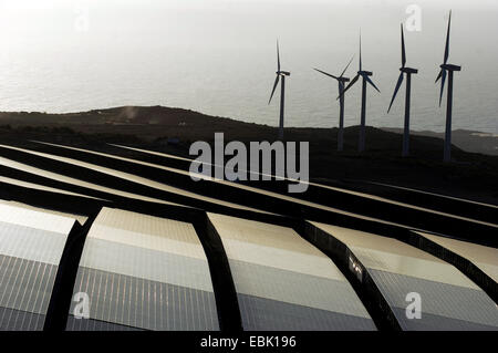 L'énergie éolienne et l'énergie solaire dans la soirée sur l'île de Tenerife, Iles Canaries, Tenerife Banque D'Images