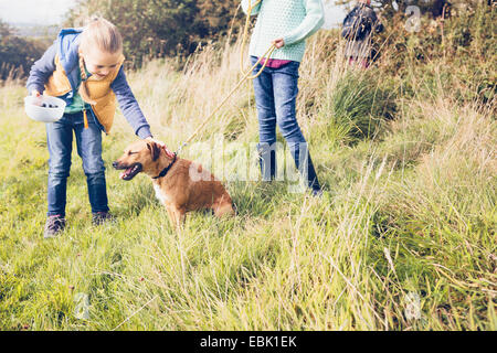 Caressant fille chien Banque D'Images