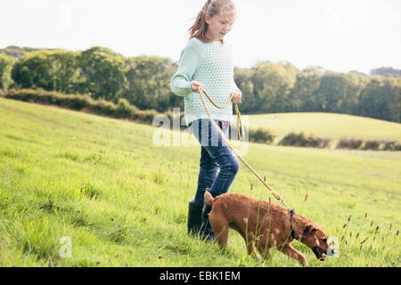 Girl walking dog Banque D'Images