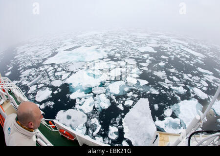 Bateau de tourisme dans la banquise, la Norvège, Svalbard, Barentssee Banque D'Images