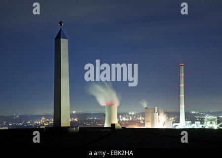 Vue de l'obélisque sur la Halde Hoheward de STEAG power station de nuit, l'Allemagne, en Rhénanie du Nord-Westphalie, Ruhr, Herten Banque D'Images