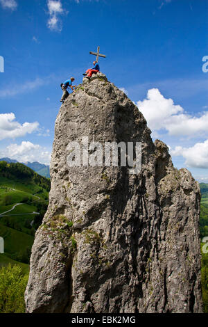 Deux alpinistes au sommet de l'Sauzahn, Autriche, Haute Autriche Banque D'Images