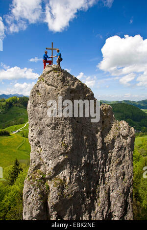 Deux alpinistes au sommet de l'Sauzahn une poignée de main, l'Autriche, Haute Autriche Banque D'Images