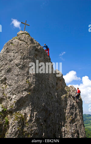 Deux alpinistes escalade à Sauzahn dans la montagne, l'Autriche, l'Ennstal Haute Autriche Banque D'Images