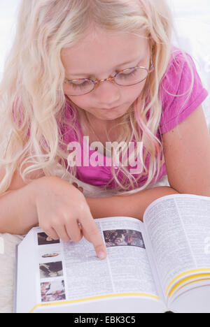 Fille lit un livre Banque D'Images