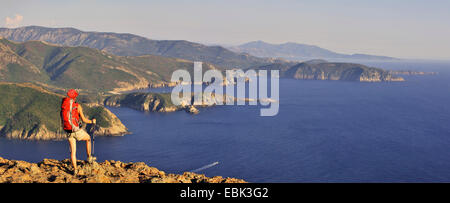 Wanderer femme jouissant de la vue d'Corsians coast, France, Corse, Capo Rosso Banque D'Images