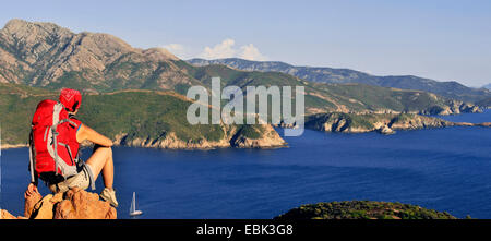 Wanderer femme jouissant de la vue d'Corsians coast, France, Corse, Capo Rosso Banque D'Images