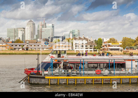 Une vue panoramique de Londres City et Canary Wharf, la Tamise vus de Greenwich Pier London England UK Banque D'Images