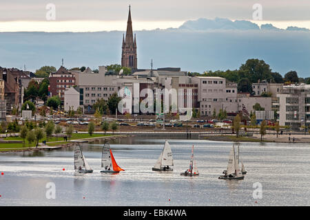 Bateaux à voile sur le lac Phoenix avec la silhouette du district Hoerde, Allemagne, Rhénanie du Nord-Westphalie, Ruhr, Dortmund Banque D'Images