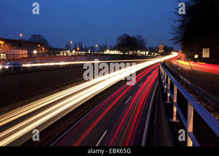 L'autoroute A40 avec traces légères dans la lumière du soir, l'Allemagne, en Rhénanie du Nord-Westphalie, région de la Ruhr, Bochum Banque D'Images