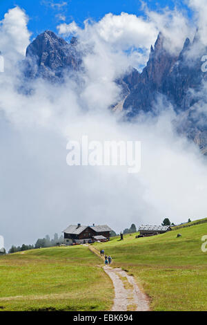 Rifugio Malga Brogles brouillard derrière, l'Italie, le Tyrol du Sud, Dolomites Banque D'Images