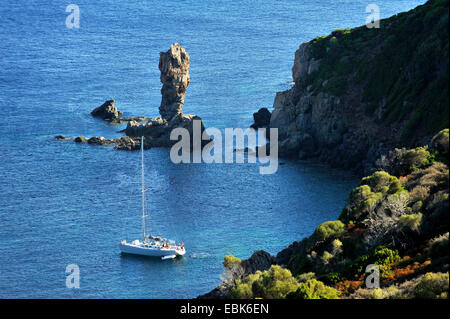 Bateau à voile côte rocheuse de Capo Rosso, France, Corse Banque D'Images