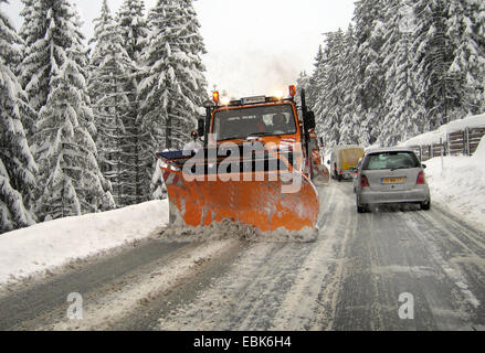 Le chasse-neige winterly country road Banque D'Images