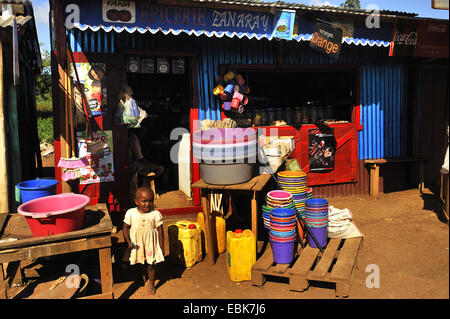 Les seaux en plastique et vaisselle en face d'une boutique , Madagascar, Antsiranana, Diego Suarez Banque D'Images