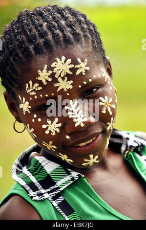 Femme à la peau sombre avec les composent, Madagascar, Antsiranana, Diego Suarez Banque D'Images