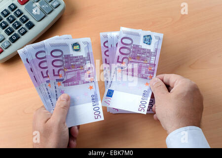 Les mains d'un homme compte 500 projets Euro Banque D'Images