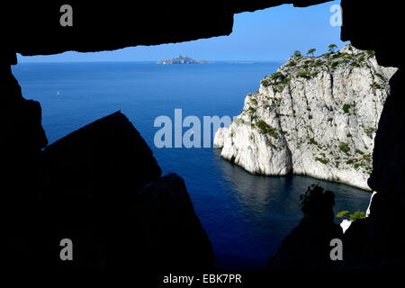 Voir à travers la roche fenêtre pour côte escarpée, France, Parc National des Calanques Banque D'Images