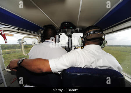 Vue sur les épaules de deux pilotes d'un avion à hélice à l'atterrissage, Honduras Banque D'Images