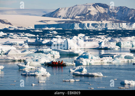 Rafting en caoutchouc entre les icebergs dans la mer de Weddell, l'Antarctique Banque D'Images