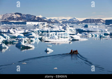 Rafting en caoutchouc entre les icebergs dans la mer de Weddell, l'Antarctique Banque D'Images