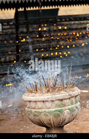 La combustion d'encens dans un temple bouddhiste au Sri Lanka Banque D'Images