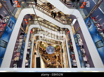 Escaliers mécaniques dans le centre commercial à 7, l'Allemagne, en Rhénanie du Nord-Westphalie, Duesseldorf Banque D'Images