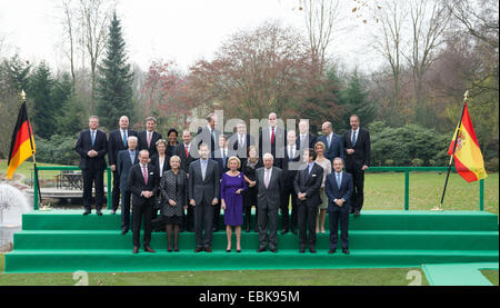 Gütersloh, Allemagne. 09Th Nov, 2014. Karl Thomas Neumann (avant ; L-R), Adam Opel AG, Hannelore Kraft, Premier Ministre de Rhénanie du Nord-Westphalie, l'Espagne, le roi Felipe VI 'Elisabeth' Liz Mohn, Bertelsmann SE & Co. KGaA membre du conseil de surveillance, le Ministre espagnol des affaires étrangères José Manuel Garcia Margallo, Ambassadeur espagnol en Allemagne Juan Pablo Garcia-Berdoy y Cerezo, et Marcelino Fernandez Verdes, Hochtief AG, avec d'autres chefs d'entreprise, représentent ensemble pendant une séance photo à Liz Mohn en propriété privée de Gütersloh, Allemagne, 02 décembre 2014. Photo : FRISO GENTSCH/dpa/Alamy Live News Banque D'Images