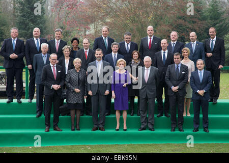 Gütersloh, Allemagne. 09Th Nov, 2014. Karl Thomas Neumann (avant ; L-R), Adam Opel AG, Hannelore Kraft, Premier Ministre de Rhénanie du Nord-Westphalie, l'Espagne, le roi Felipe VI 'Elisabeth' Liz Mohn, Bertelsmann SE & Co. KGaA membre du conseil de surveillance, le Ministre espagnol des affaires étrangères José Manuel Garcia Margallo, Ambassadeur espagnol en Allemagne Juan Pablo Garcia-Berdoy y Cerezo, et Marcelino Fernandez Verdes, Hochtief AG, avec d'autres chefs d'entreprise, représentent ensemble pendant une séance photo à Liz Mohn en propriété privée de Gütersloh, Allemagne, 02 décembre 2014. Photo : FRISO GENTSCH/dpa/Alamy Live News Banque D'Images