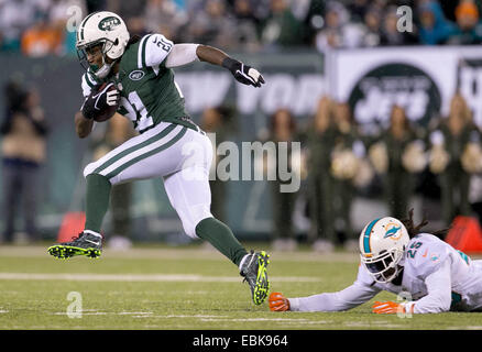 Le 1 décembre, 2014 - East Rutherford, New Jersey, États-Unis - au stade MetLife à East Rutherford, New New York Jets d'utiliser de nouveau Chris Johnson (21) rompt avec les Dolphins de Miami de coffre Louis Delmas (25) pour un gain de temps au premier trimestre Jersey le 1 décembre 2014. (Crédit Image : © Allen Eyestone/Le Palm Beach Post/Zuma sur le fil) Banque D'Images